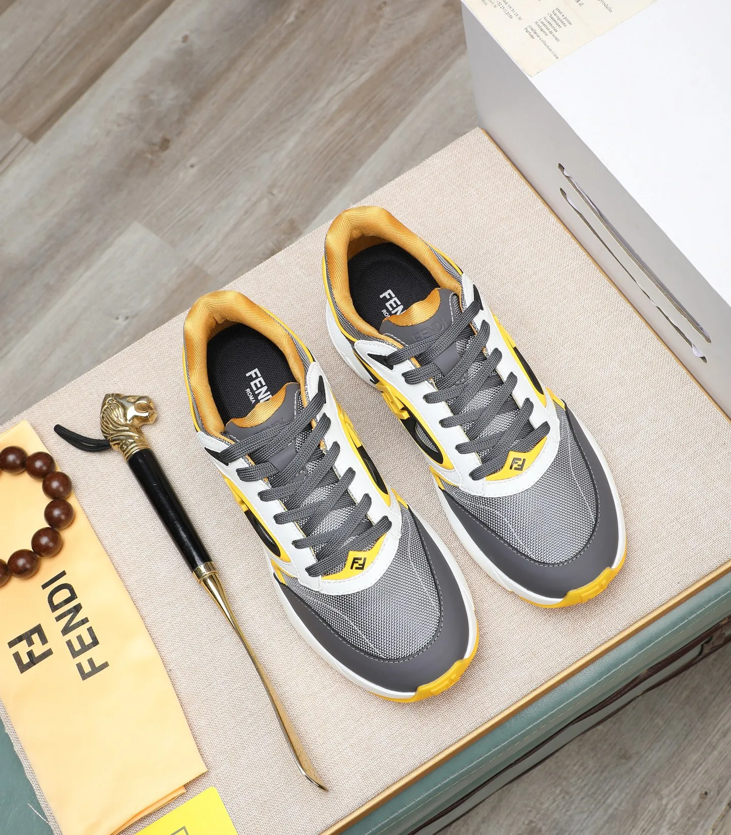 Ex-factory price 760 (high version) [Fendi] Fendi’s latest casual shoes for men! Available at counters simultaneously! A one-to-one replica of the original. Made entirely of imported top-grain calfskin, the interior is made of top-grain water-dyed cowhide, and the original factory-supplied rubber outsole. Leading new fashion concepts. Matching code: 39-44. 38.45 can be customized and cannot be returned or exchanged!